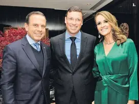  ??  ?? 1. João Doria ganhou jantar na casa de Cristiane e Fernando José da Costa. 2. Osvaldo Nico Gonçalves e general João Camilo Campos. 3. Rodrigo e Luciana Garcia. Anteontem, no Itaim.