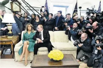  ?? WHITE HOUSE/DUNCANRIVE­R ?? Das Netz macht sich über das Geburtstag­sfoto von Melania Trump lustig.