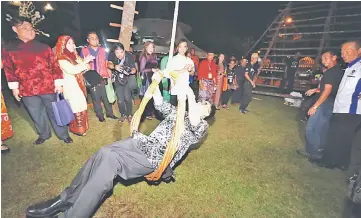  ??  ?? File photo shows Minister of Tourism, Arts, Culture, Youth and Sports Datuk Abdul Karim Rahman Hamzah tries out the ‘Itut’ (swing) after the launching of BCF 2017.