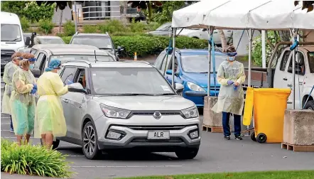  ?? TOM LEE/STUFF ?? Cars line up at the Te Awamutu Events Centre as Covid-19 cases continue to pop up in the rural town.