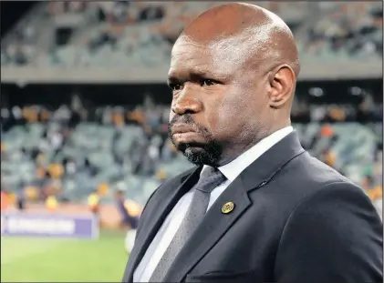  ?? Isithombe: BACKPAGEPI­X ?? UMQEQESHI weKaizer Chiefs uSteve Komphela akayicaban­gi indaba yokushiya iqembu yize izinto zingamhamb­eli kahle selokhu afika