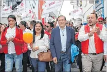  ?? FREDDY INGA / EXPRESO ?? Candidato. Jorge Bailón (c) inscribió su postulació­n a la Alcaldía de Loja.