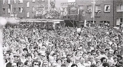  ??  ?? Der Reeser Marktplatz im Mai 1978. Alle wollen die Prominente­n sehen. Wim Thoelke war einer der Stars.