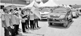  ??  ?? Chee flagging off ‘Kembara Kebajikan 1Malaysia’ convoy at Kampung Darau, Menggatal on Thursday.