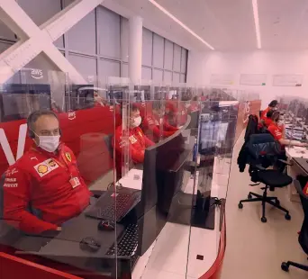  ?? ?? Soccorso rosso Il remote garage della Ferrari, che aiuta e integra da Maranello le scelte del muretto box ai GP