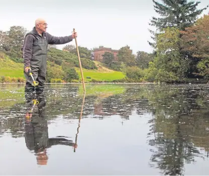  ?? Picture: Paul Reid ?? Volunteer George Park searches Keptie Pond in Arbroath for any further ordnance.