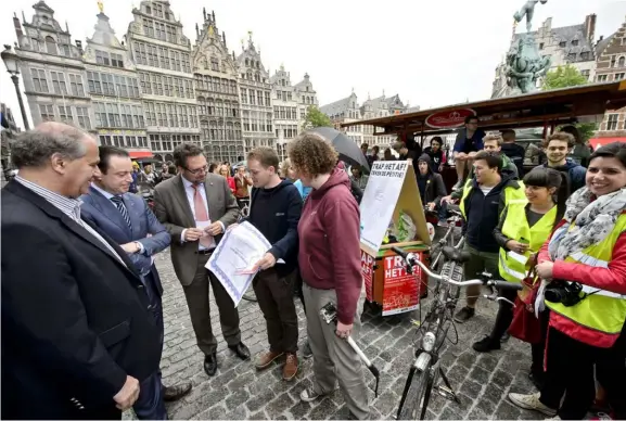  ?? FOTO BERT HULSELMANS ?? Studenten fietsen naar de campussen om beter openbaar vervoer en veilige fietspaden te eisen. Ze stopten even aan het stadhuis.