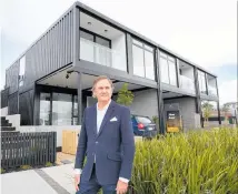  ?? Photo / Brett Phibbs ?? Tony Houston of Neilston Group outside an example of the Chinese-built Modul modular homes at Hobsonvill­e Point.