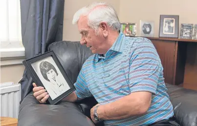  ?? Picture: Steven Brown. ?? David Dunsire from Kirkcaldy with a photo of his late wife Kay, who died in 2012. He is still unhappy at responses to his concerns about her treatment.