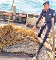  ??  ?? ANGGOTA
PPM menunjukka­n rampasan pukat yang berisi pelbagai jenis ikan dalam Ops Gelora.