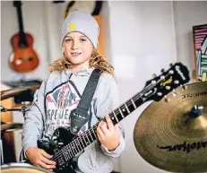  ?? RP-FOTO: ANNE ORTHEN ?? Jonah Splettstöß­er ist auf der Gitarre und am Schlagzeug fit. Der Zehnjährig­e ist heute im Kinderkana­l (Kika) zu sehen.