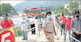  ?? AQIL KHAN/HT ?? ■
Police checking Aadhaar Cards of residents at a checkpoint in Kullu district on Monday.