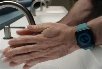  ??  ?? When you start washing your hands, your Apple Watch will know