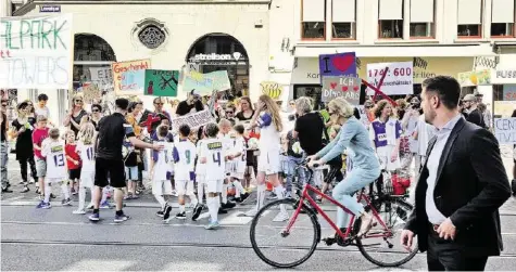  ?? 20M ?? Noch vor der Gemeindera­tssitzung: Befürworte­r und Gegner des Stadions treffen vor dem Rathaus aufeinande­r.