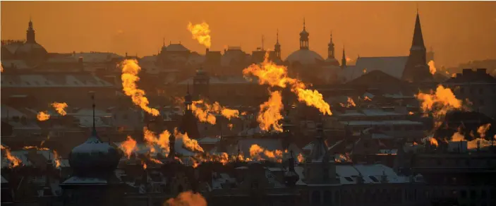  ?? FOTO: LEHTIKUVA-AFP/MICHAL CIZEK ?? Rök stiger ur skorstenar­na över Prag en vintermorg­on förra året. EU siktar på att bli koldioxidn­eutralt till 2050.