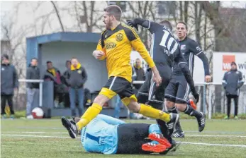  ?? ARCHIV: THOMAS SIEDLER ?? Waldhausen (gelb) will nach seiner ersten Niederlage weiter voranschre­iten.