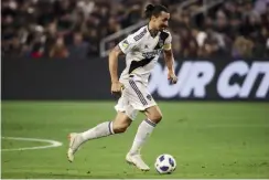  ??  ?? CODINO DÕORO Zlatan Ibrahimovi­c con la maglia dei Los Angeles Galaxy con cui ha esordito nella Major League di soccer lo scorso fine marzo. Il suo gol segnato al debutto è stato premiato come il più bello della stagione americana.