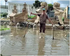  ?? (foto Sasanelli) ?? Zona dell’ingresso monumental­e sott’acqua
A sinistra lo spiazzo centrale della Fiera allagato dopo il nubifragio di ieri. Sopra un addetto guada il fiume verso la fontana, sotto i padiglioni minacciati