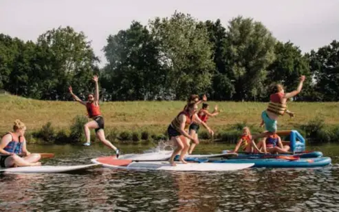  ?? FOTO RR ?? Sport en plezier tijdens een Sporta-kamp in Maaseik. Maar achter de schermen dreigt een koude douche.