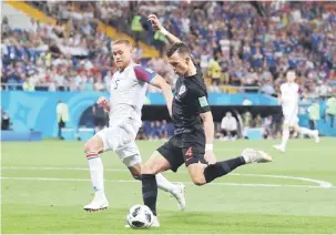  ?? — Gambar Reuters ?? PEMUSNAH: Perisic (kanan) melepaskan rembatan untuk menjaringk­an gol kedua Croatia pada aksi di Rostov Arena, Rostov-on-Dongary Selasa lepas.