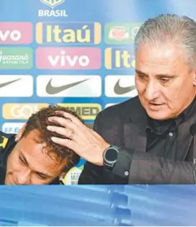  ??  ?? Tite consola Neymar, que chorou ao ouvir elogios do técnico