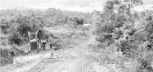  ??  ?? DIGAGA BARU : Kereja ngemanahka enggau ngintu Jalai Long-Luping-Long Semadoh-Ba Kelalan, 66 km pemanjai, benung chakah dipejalai.