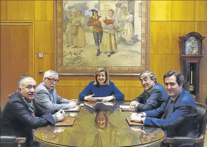  ?? ARXIU / AGUSTÍN CATALÁN ?? Álvarez (UGT), Fernández Toxo (CCOO), la ministra Báñez, Rosell (CEOE) i Garamendi (Cepime), al febrer.