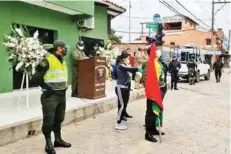  ?? BOLIVIA TV ?? Homenaje a policías fallecidos por coronaviru­s.