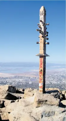  ?? Paul McHugh / Special to The Chronicle 2010 ?? The Summit Post on Mission Peak near Fremont features sighting pipes that line up with surroundin­g landmarks.