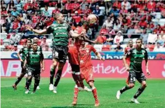  ??  ?? Para la parte complement­aria, Santos Laguna buscó mejorar su contundenc­ia, sin embargo, el tiempo ya no le alcanzó.