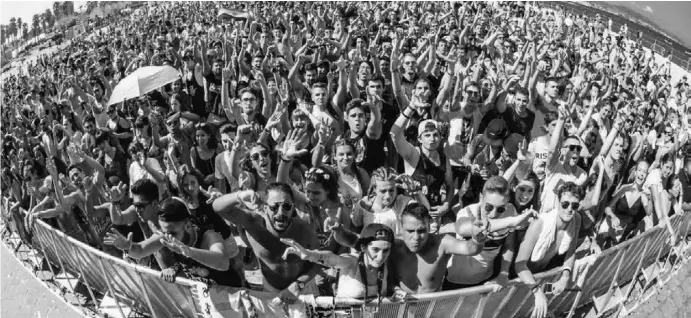  ?? Fotos: CBN-Archiv, dpa, Veranstalt­er ?? Beach Festival bei Barcelona. Musik am Meer und unter Palmen.