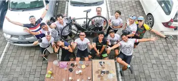  ?? GALIH COKRO/JAWA POS ?? AGAR AKRAB: Cyclist Barong Community selalu menyempatk­an ngopi setelah gowes. Di sana, mereka selalu berbagi cerita.