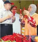  ??  ?? Salahuddin speaking to a chilli trader at Pasar Tani Bazaria in Shah Alam yesterday.