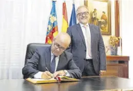  ?? ?? Martí y Mairal, durante la firma del convenio entre Diputación y UNED.