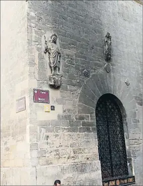  ?? ASSOCIACIÓ ILERDENCA DE PESSEBRIST­ES ?? Dos de las esculturas de la fachada deberán restaurars­e