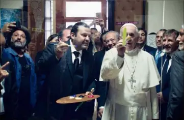  ?? (Photos Laurent Amalric, Robert Currant et Domingo Zapata) ?? L’artiste a fait palette commune avec le pape François, le temps d’une oeuvre sur verre cosignée.