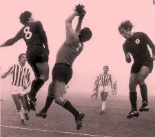  ??  ?? 1
● 1 Dino Zoff in presa tra Ciccio Graziani ed Eraldo Pecci durante un derby negli anni ‘70: dietro Claudio Gentile e Antonello Cuccureddu ● 2 Lo stupore di Marcelo Salas dopo aver sbagliato il rigore del 4-3 il 14 ottobre 2001 ● 3 L’esultanza...