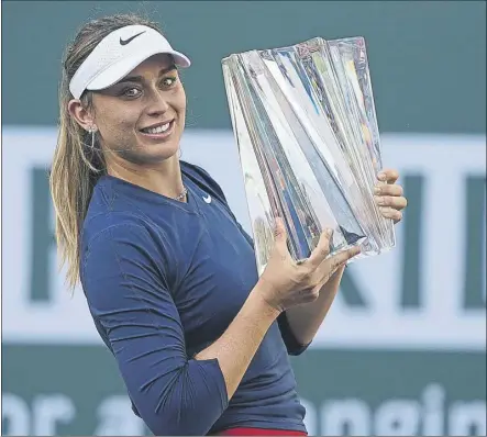  ?? FOTOS: EFE ?? Paula Badosa se coronó este domingo en Indian Wells tras derrotar a la bielorrusa Victoria Azarenka y se convirtó en la primera tenista española en ganar el torneo considerad­o como el quinto Grand Slam. Badosa ganó tras un partido de 3 horas cargado de épica y emoción