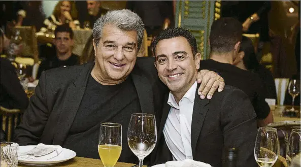  ?? FOTO: FC BARCELONA ?? Joan Laporta compartió mesa con Xavi Hernández en la cena de celebració­n de la conquista de la Liga 2022-23 El presidente azulgrana tomó después la palabra