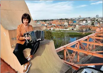  ??  ?? HACIA ADELANTE. Es directora de Polo Bandoneón, centro cultural fundado como compromiso ante la UNESCO, donde se dan clases gratuitas.