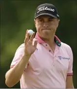  ?? ERIC GAY – THE ASSOCIATED PRESS ?? Justin Thomas waves after making a putt on the
14th hole Sunday during the final round of the PGA Championsh­ip. He rallied from seven shots back to win.
