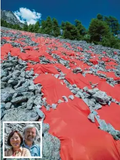  ?? Foto: Lorenz Bäuerle/Uptitle Production­s ?? Eine rote Spur in den Schweizer Alpen: die Land Art Installati­on „Steinflut“(großes Bild) von Alfred und Eka Bradler (kleines Bild).