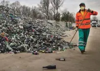  ?? Foto Jože Suhadolnik ?? Količina odpadne embalaže raste, čeprav je embalaža čedalje tanjša.