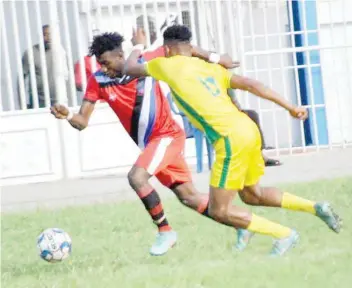  ?? ?? Lobi Stars attacking winger, Kumaga Suur (L) tries to dribble past a Bendel Insurance Feeders’ defender during their Round of 16 match on Thursday in Owerri