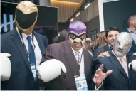  ??  ?? Tinieblas, El Fantasma y el Hijo del Santo en una presentaci­ón de Hublot.