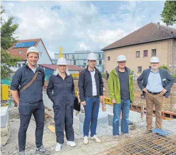  ?? FOTO: TANJA BOSCH ?? An der Waldseer Straße 24 entsteht der besondere Neubau der Caritas (von links): Manuel Paul, Sabine Seher, Rolf Gurland, Wolfgang Högerle und Peter Grundler.