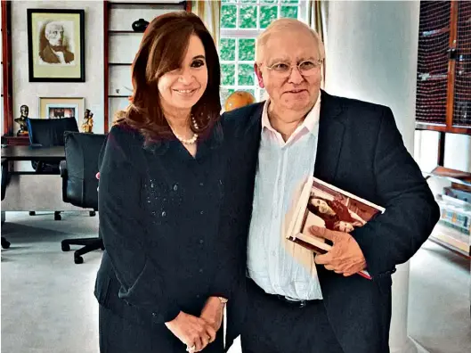  ?? ?? Cristina Kirchner (expresiden­ta de la Nación de 2007 a 2015 y actual vicepresid­enta de la Nación) con Laclau en la Quinta presidenci­al de Olivos en 2012.