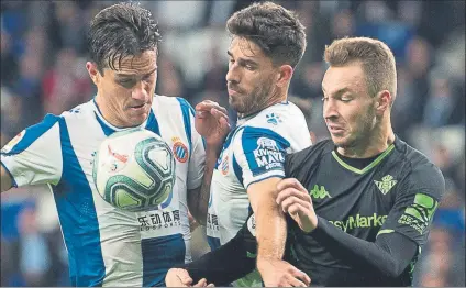  ?? FOTO: PERE PUNTÍ ?? Bernardo y Dídac Vilà, peleando en el partido ante el Betis. Son dos de los cinco defensas pericos que podrían irse este verano