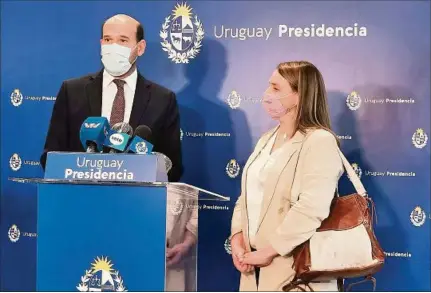  ??  ?? MIDES. Martín Lema y la futura viceminist­ra Andrea Brugman comparecen ante los medios después de hablar con el presidente Lacalle Pou.