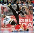  ?? Foto: dpa ?? Artistik und Drama: Deutschlan­ds Hand baller (helles Trikot Paul Drux) bieten Spektakel, verlangen ihren Fans aber auch einiges ab.